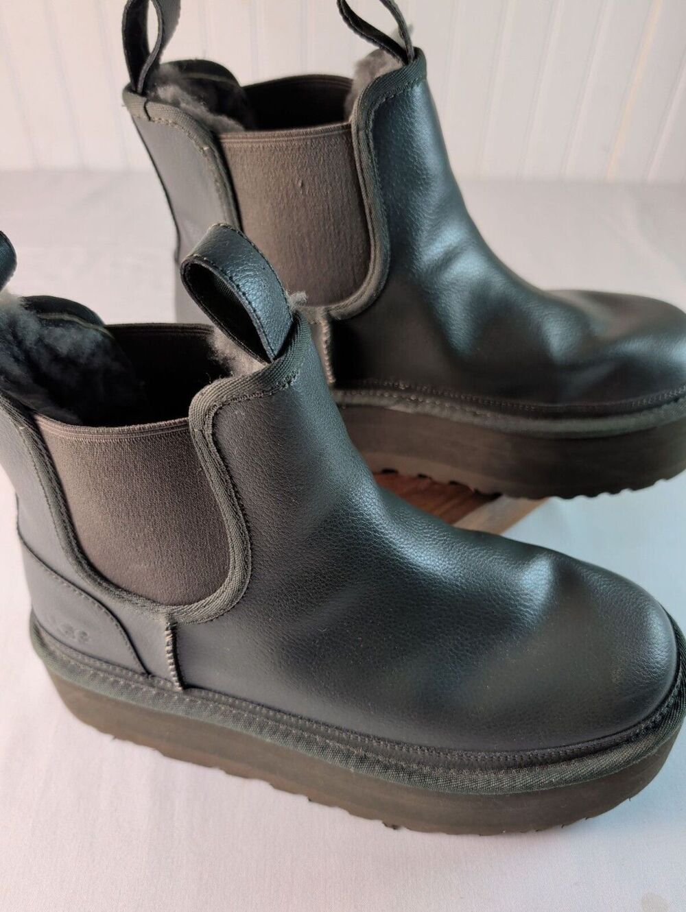 UGG Neumel Platform Chelsea Boots Forest Night Leather Green - Size 9